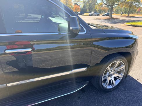 Used 2015 Cadillac Escalade Luxury image 8