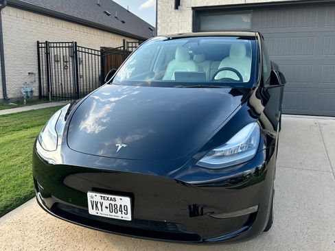 Used 2021 Tesla Model Y Long Range image 1