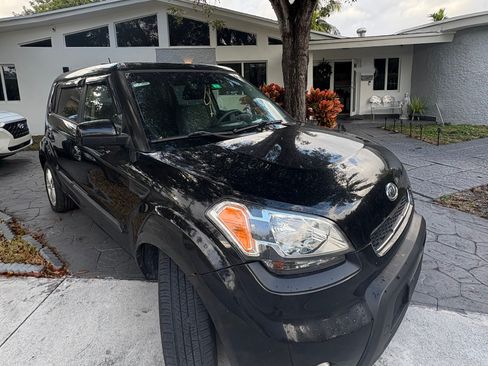 Used 2010 Kia Soul + w/ Audio Pkg image 6