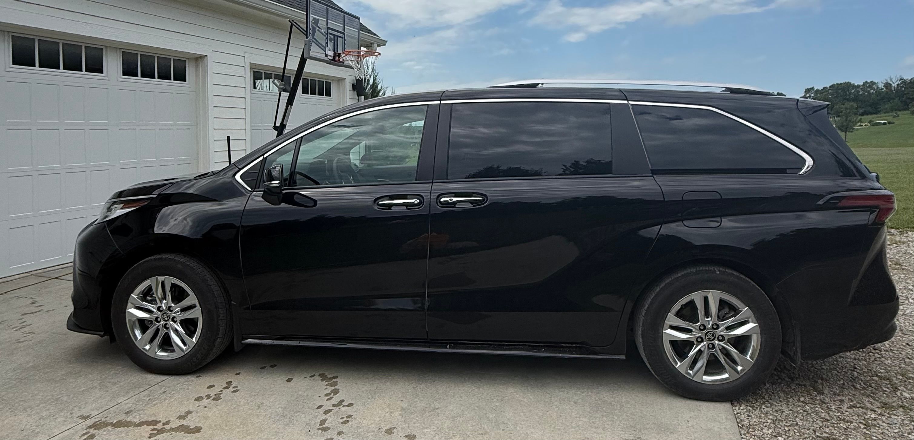 Used 2025 Toyota Sienna Limited AWD/4WD image 4