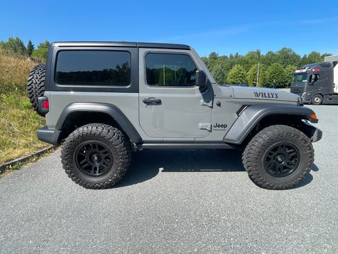 Used 2022 Jeep Wrangler Sport AWD/4WD image 2
