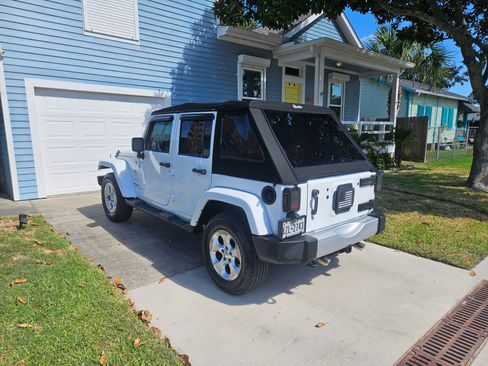 Used 2015 Jeep Wrangler Unlimited Sahara w/ Connectivity Group AWD/4WD image 6