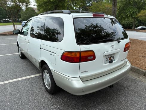 Used 2000 Toyota Sienna XLE FWD image 5