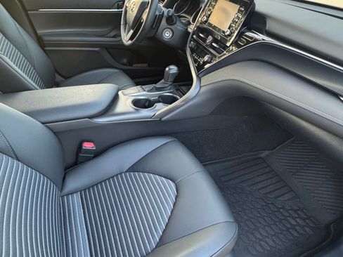 Used 2022 Toyota Camry SE FWD image 5