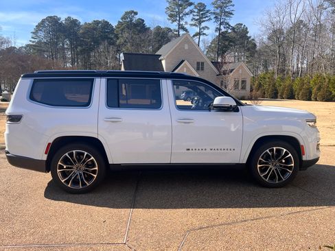 Used 2022 Jeep Grand Wagoneer Series III w/ Rear Seat Video Group 1 image 5