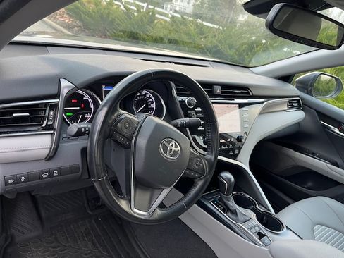 Used 2020 Toyota Camry SE image 1