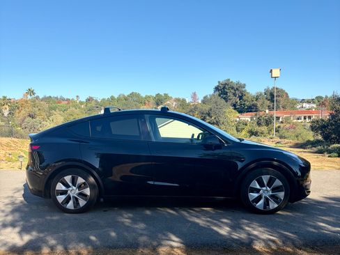 Used 2023 Tesla Model Y Long Range image 2