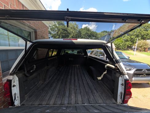 Used 2006 Chevrolet Silverado 2500 LT w/ Heavy-Duty Power Package AWD/4WD image 4