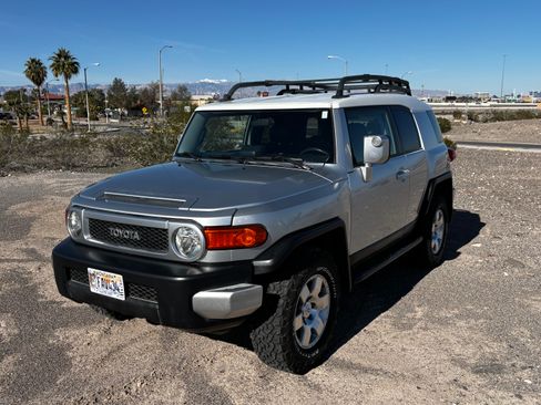 Used 2007 Toyota FJ Cruiser Sport Utility 2D image 1