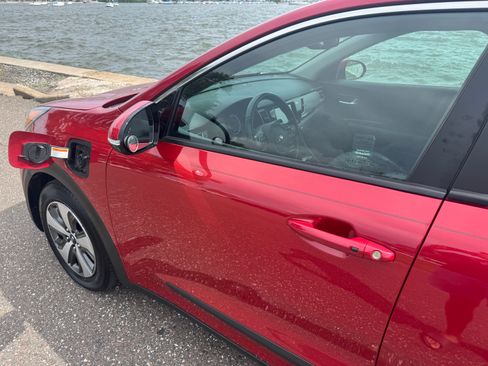 Used 2019 Kia Niro EX FWD image 22