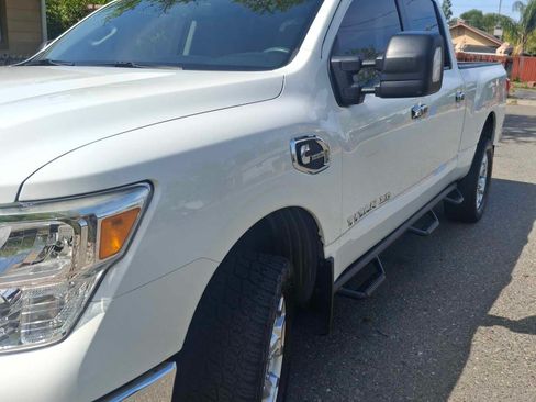 Used 2017 Nissan Titan SV image 13