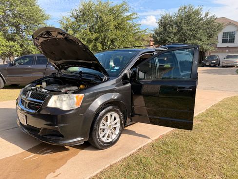 Used 2014 Dodge Grand Caravan SXT FWD image 4