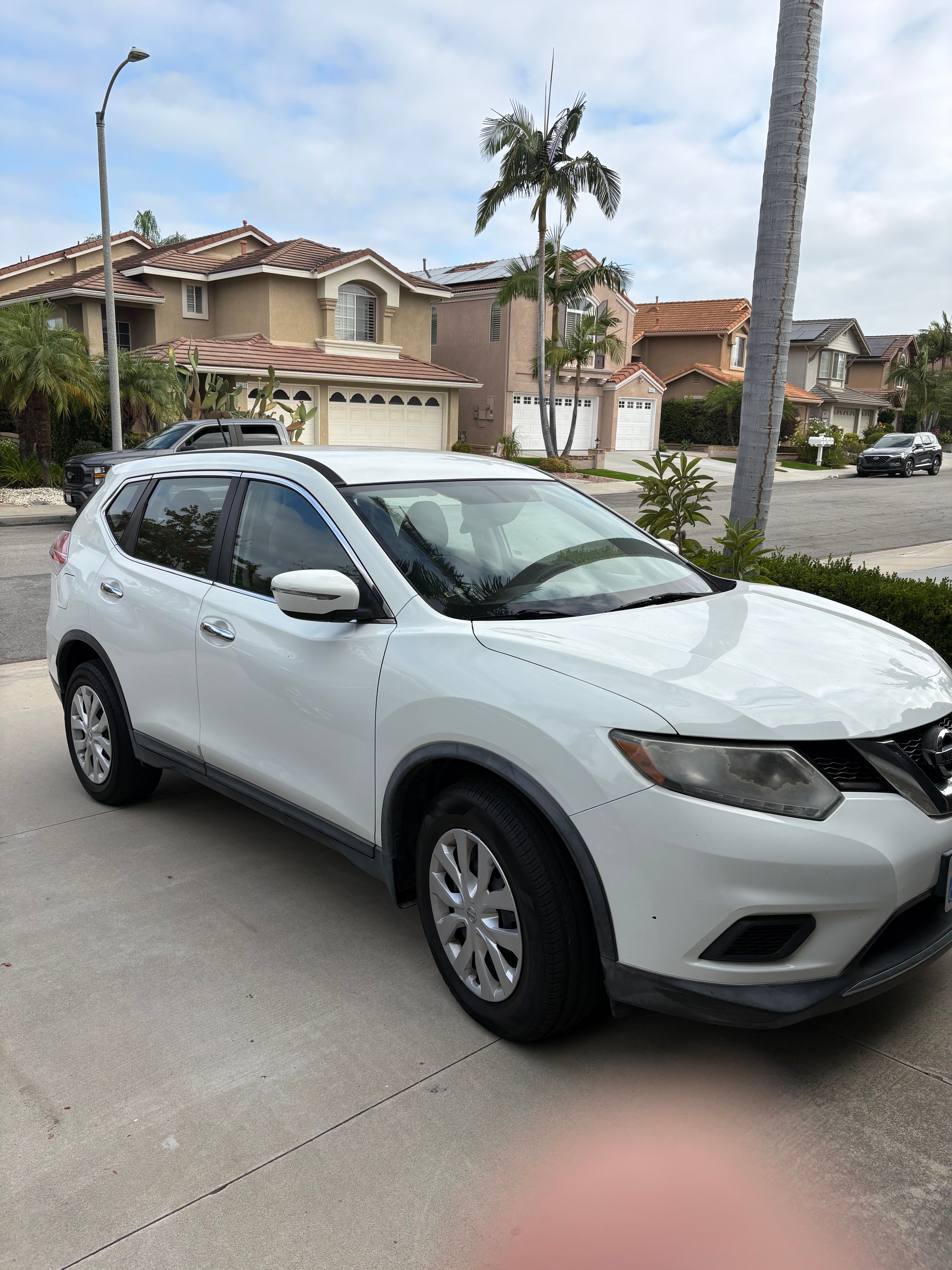 Used 2015 Nissan Rogue S FWD image 1