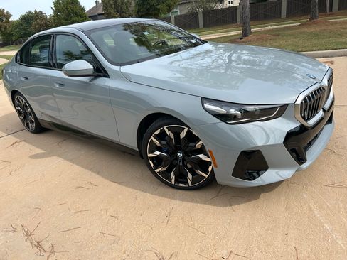 Used 2024 BMW 530i w/ M Sport Package RWD image 5