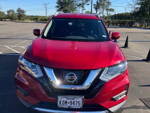 Used 2017 Nissan Rogue SV image 2
