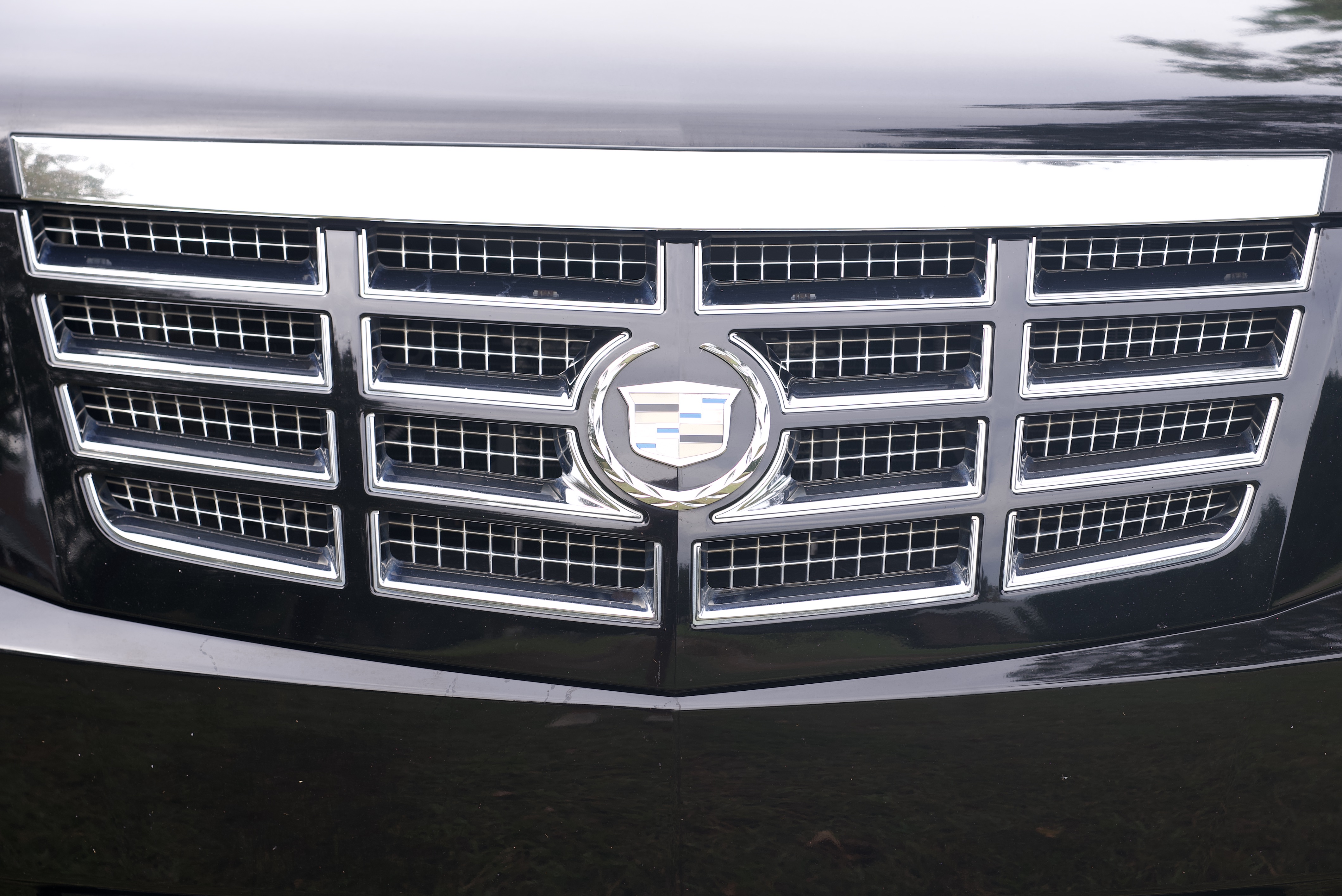 Used 2011 Cadillac Escalade Premium AWD/4WD image 13