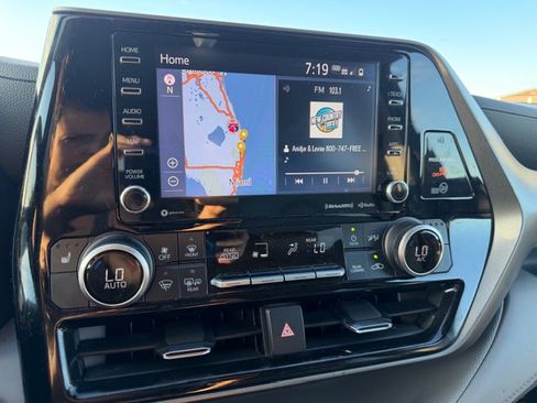 Used 2021 Toyota Highlander XLE FWD image 22