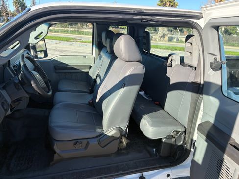 Used 2011 Ford F250 XL w/ XL Decor Pkg image 4