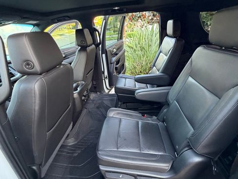 Used 2021 Chevrolet Suburban LT w/ LT Signature Package RWD image 11