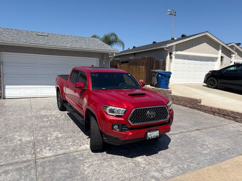 Used 2019 Toyota Tacoma TRD Sport w/ TRD Premium Sport Package image 6
