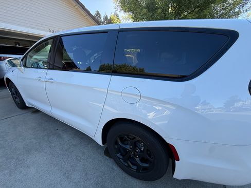 Used 2022 Chrysler Pacifica Touring-L w/ S Appearance Package FWD image 9