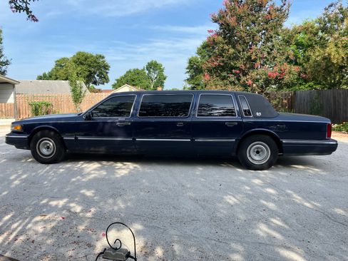 Used 1997 Lincoln Town Car Executive RWD image 2