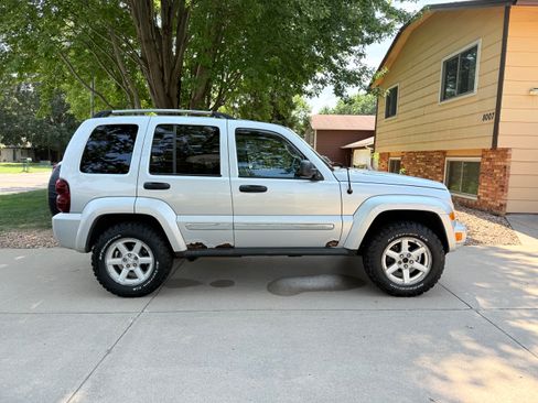 Used 2005 Jeep Liberty Limited AWD/4WD image 9