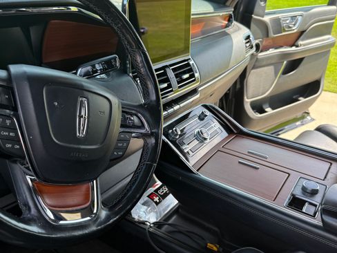Used 2018 Lincoln Navigator Select image 5
