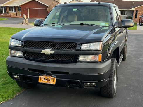 Used 2004 Chevrolet Silverado 2500 LT RWD image 2