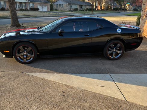 Used 2014 Dodge Challenger SXT image 2