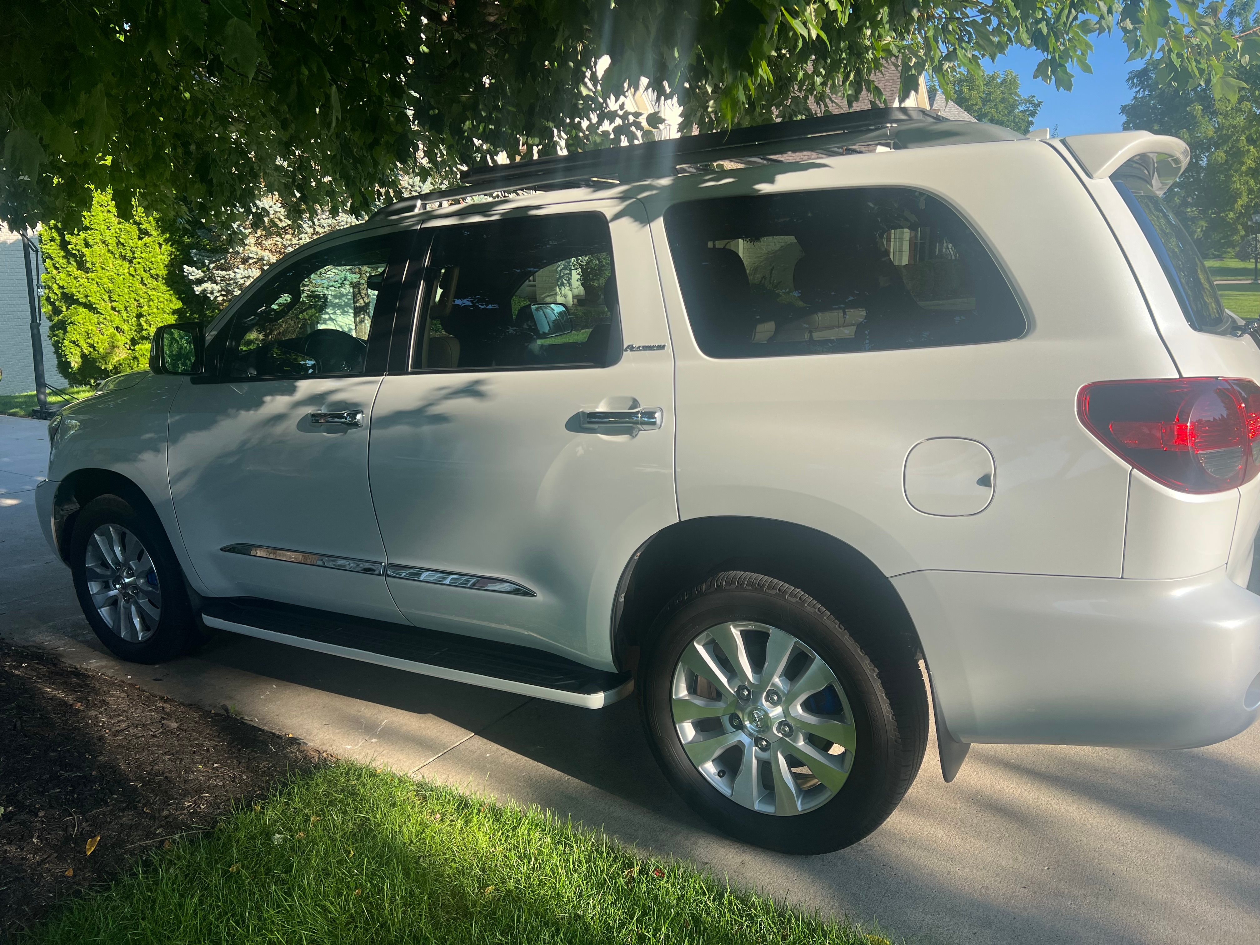 Used 2022 Toyota Sequoia Platinum AWD/4WD image 4