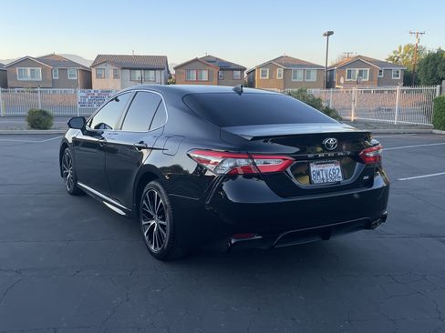 Used 2019 Toyota Camry SE w/ Carpet Mat Package image 8