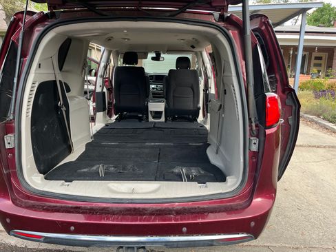 Used 2018 Chrysler Pacifica Touring Plus image 6