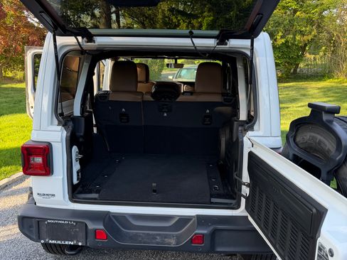 Used 2020 Jeep Wrangler Unlimited Sahara AWD/4WD image 15