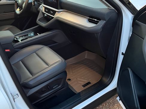 Used 2025 Ford Explorer Active w/ Active Comfort Package image 8