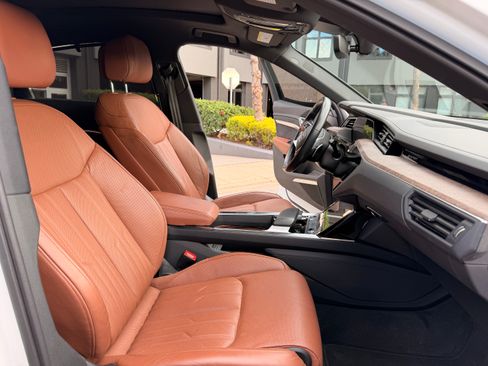 Used 2021 Audi e-tron Prestige w/ Prestige Package image 17