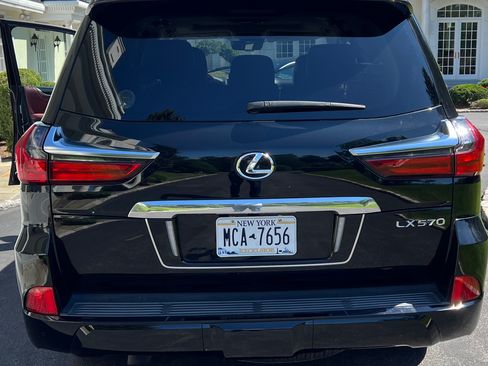 Used 2018 Lexus LX 570 4WD w/ Luxury Package image 16