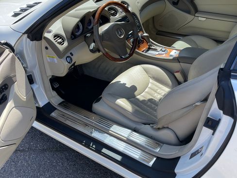 Used 2009 Mercedes-Benz SL 550 image 2