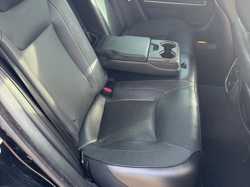 Used 2018 Chrysler 300 Limited image 12