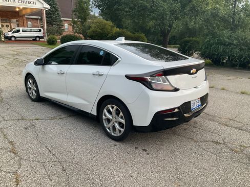 Used 2017 Chevrolet Volt Premier w/ Driver Confidence II Package FWD image 4