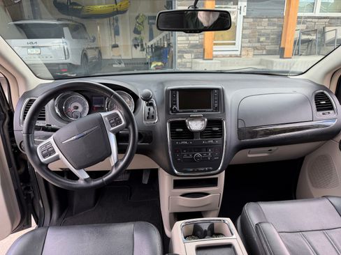 Used 2013 Chrysler Town & Country Touring FWD image 8