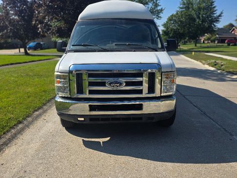 Used 2010 Ford E-250 and Econoline 250 Extended Van 3D image 2
