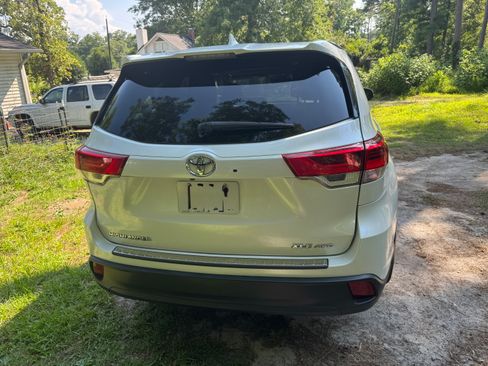 Used 2018 Toyota Highlander XLE AWD/4WD image 8