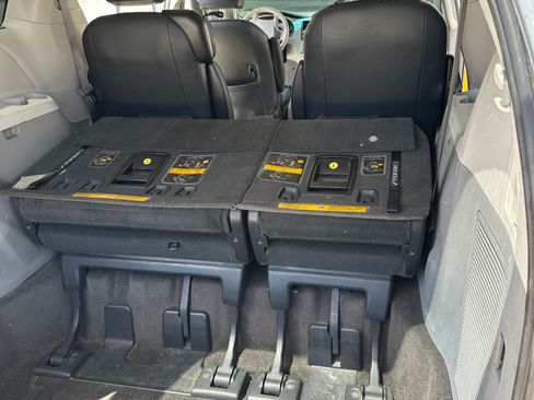 Used 2013 Toyota Sienna SE FWD image 25