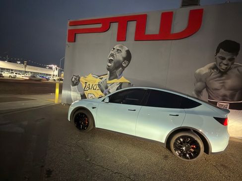 Used 2025 Tesla Model Y Long Range AWD/4WD image 1