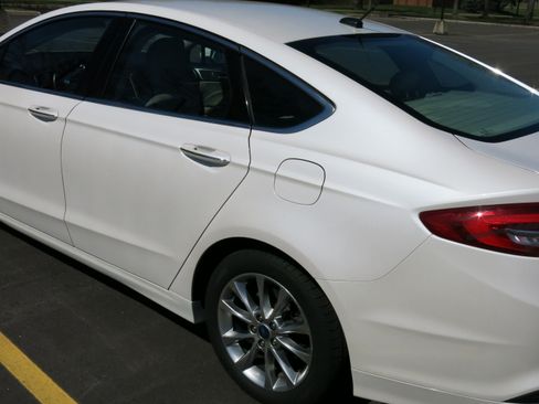 Used 2017 Ford Fusion SE w/ Equipment Group 602A image 5