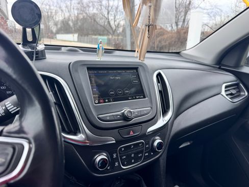 Used 2019 Chevrolet Equinox LT w/ Driver Convenience Package image 4