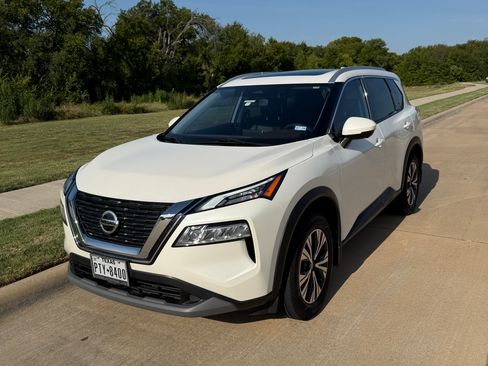 Used 2021 Nissan Rogue SV w/ Premium Package FWD image 1