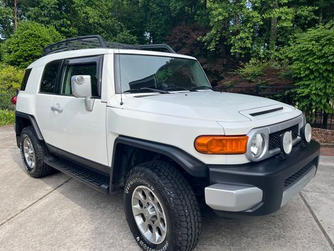 Used 2012 Toyota FJ Cruiser 4WD w/ Upgrade Pkg image 2