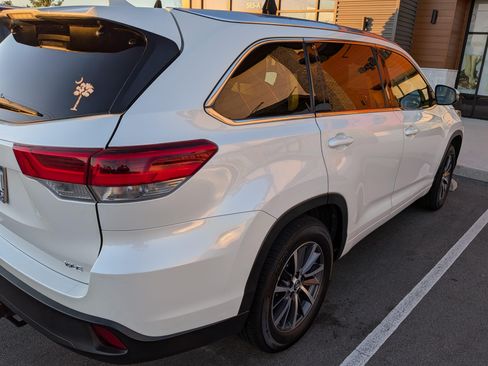 Used 2017 Toyota Highlander XLE image 9